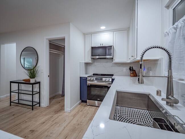 Building Photo - Fully Furnished Minutes from the Beach Newly Remodeled 2 Bedroom Move in Ready!
