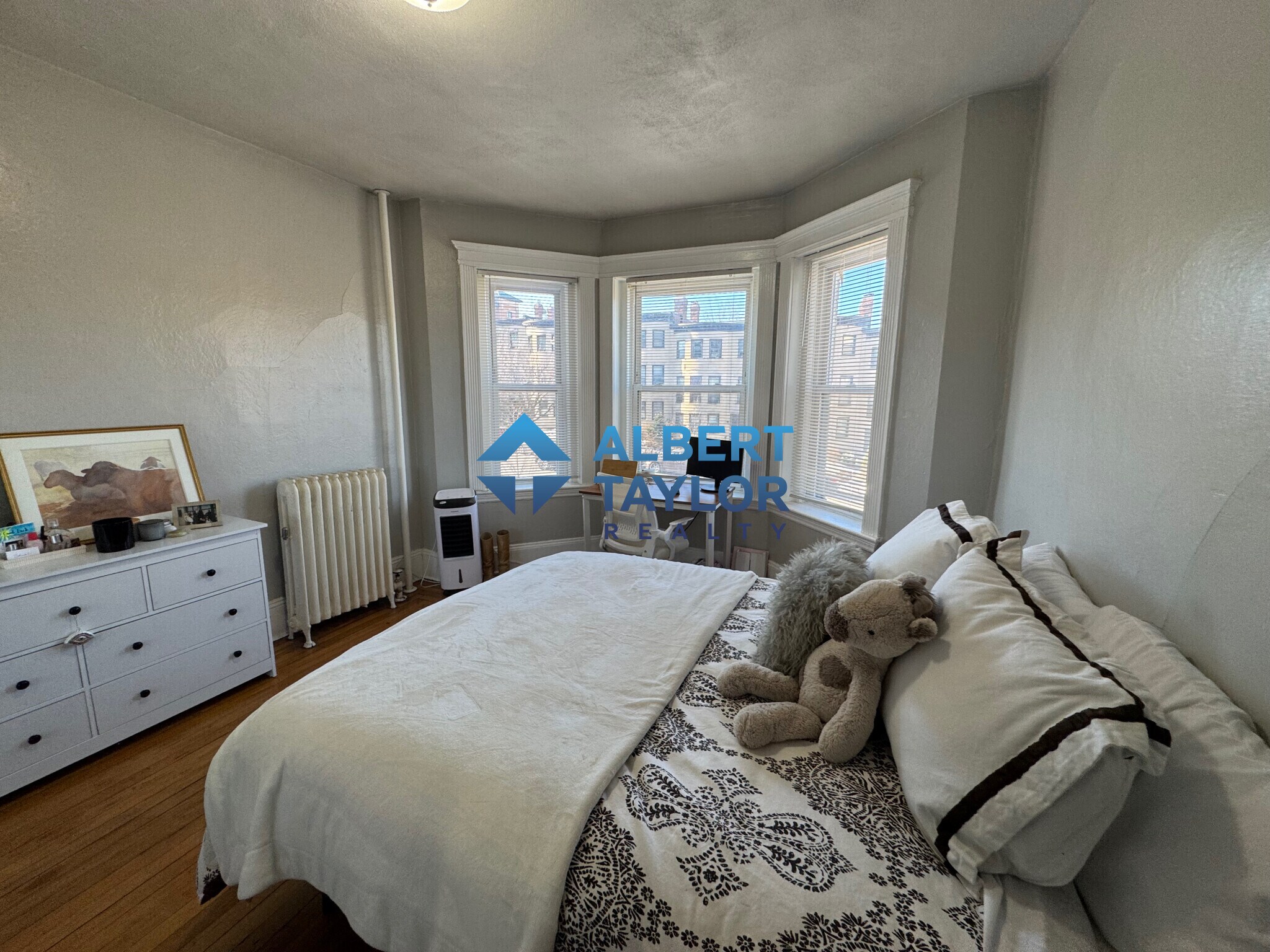 Building Photo - 466 Park Dr