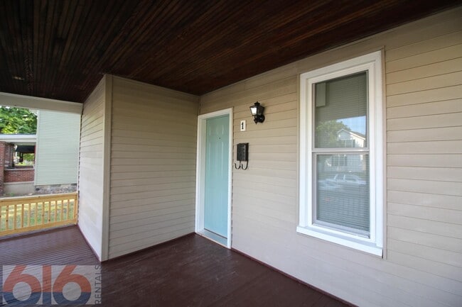 Building Photo - 116 Gold Ave SW