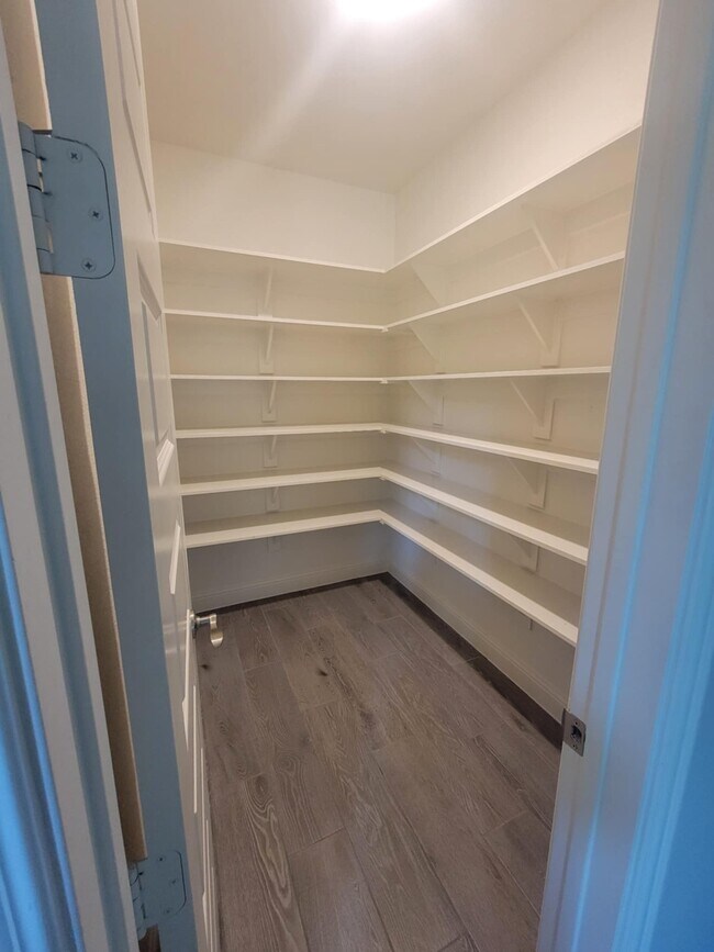 Building Photo - 1140 Barrix Dr