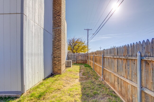 Building Photo - Two Story, 3 Bed / 2 Bath Duplex with Mode...