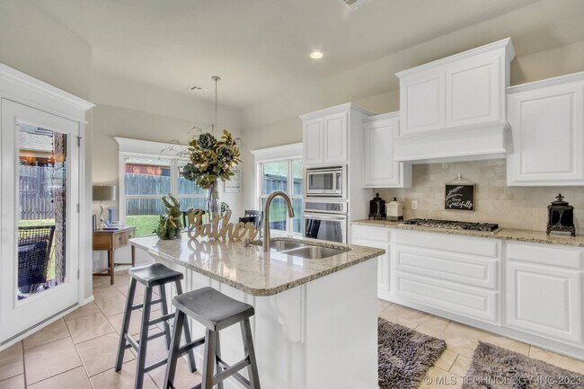 Building Photo - Beautiful 4 Bed 2 Bath Home with 2 car gar...