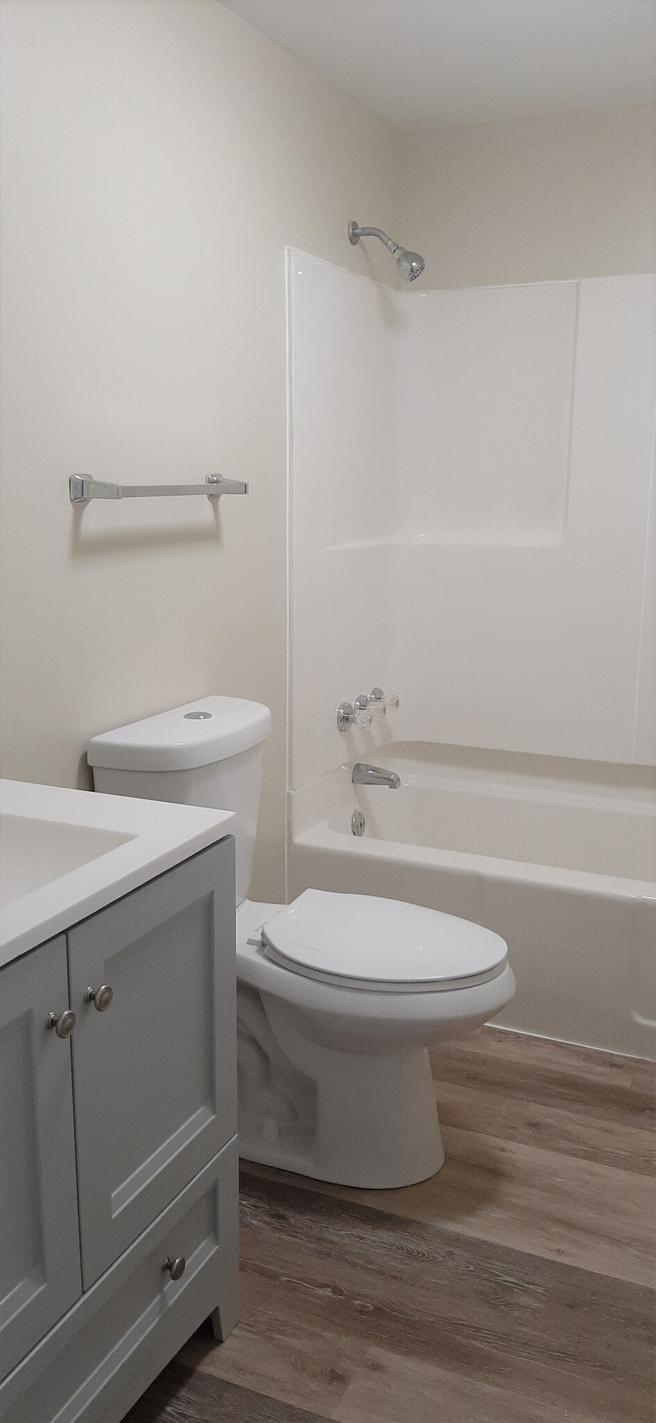Full Bath - 638 Peachview Ln