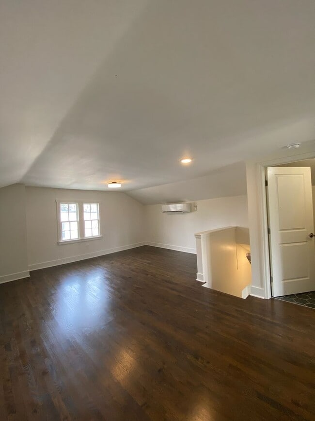 Building Photo - Charming 5 Bed, 3 Bath Home in the Heart o...