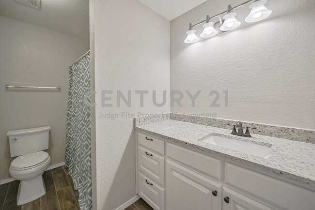 Building Photo - Well Maintained and Tastefully Updated 3/2...