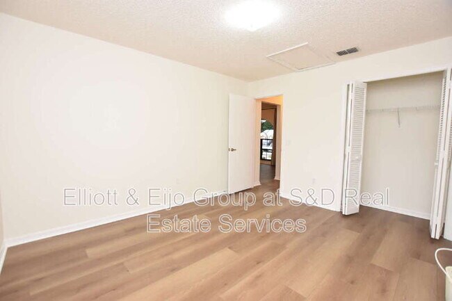 Building Photo - 2220 Maple Hill Ct