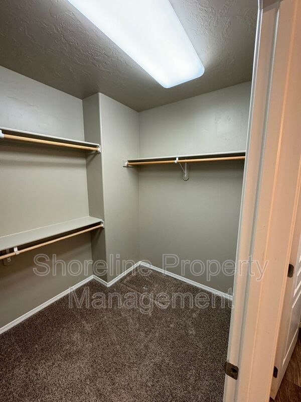 Building Photo - 511 Diamond Lake St