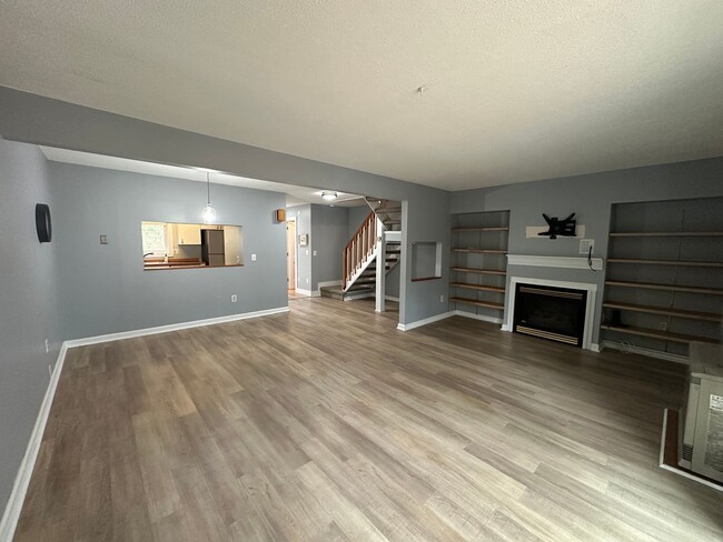 Building Photo - Large Two Story 2BD/1.5BA Townhome