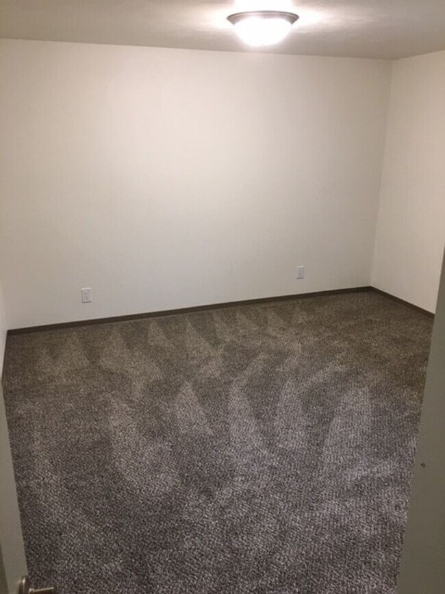 Building Photo - Gorgeous Recently updated 3 bed House Just Blocks from Campus!