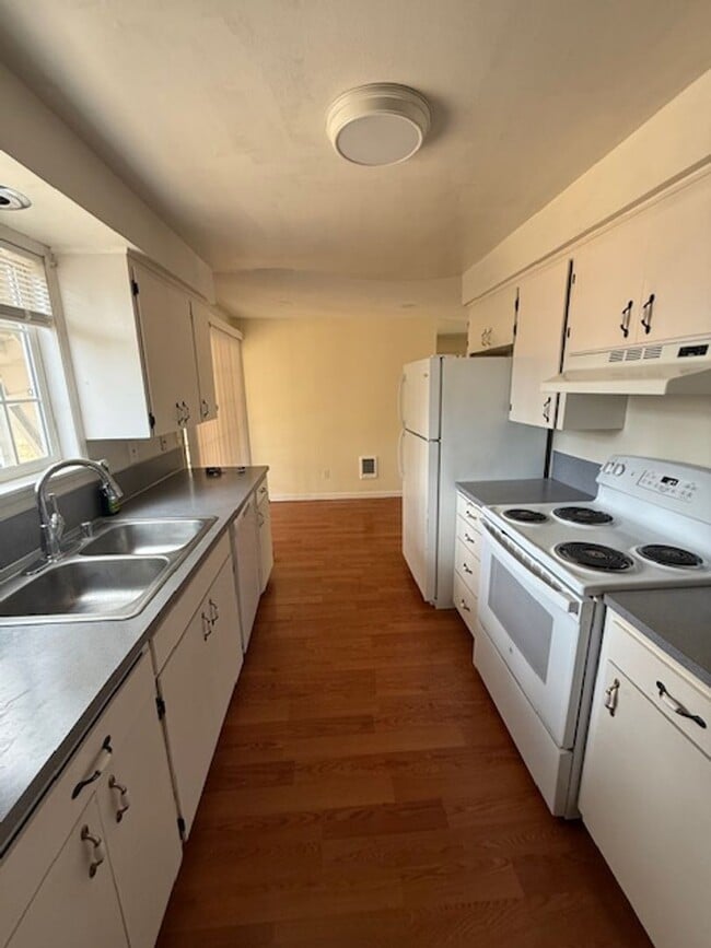 Building Photo - Spacious 4-Bedroom Duplex Near Westfield Mall