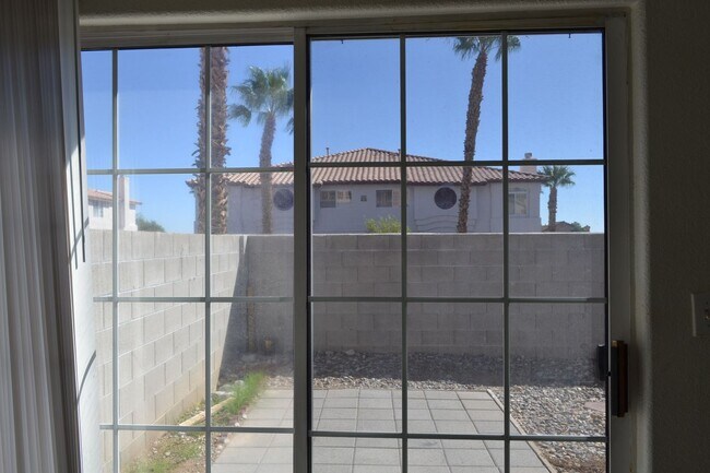 Building Photo - SW - ROOMY 3 BEDROOM 2.5 BATH TOWNHOME - 8...