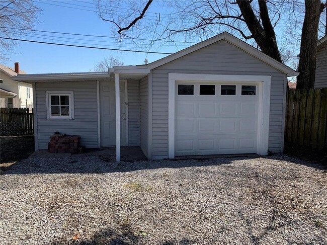 Garage with workshop - 1610 Maple St.