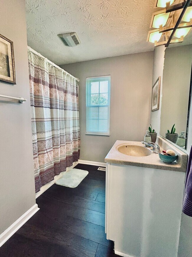 Building Photo - Beautiful 3 bedroom-plus bonus room-2 bath for rent!