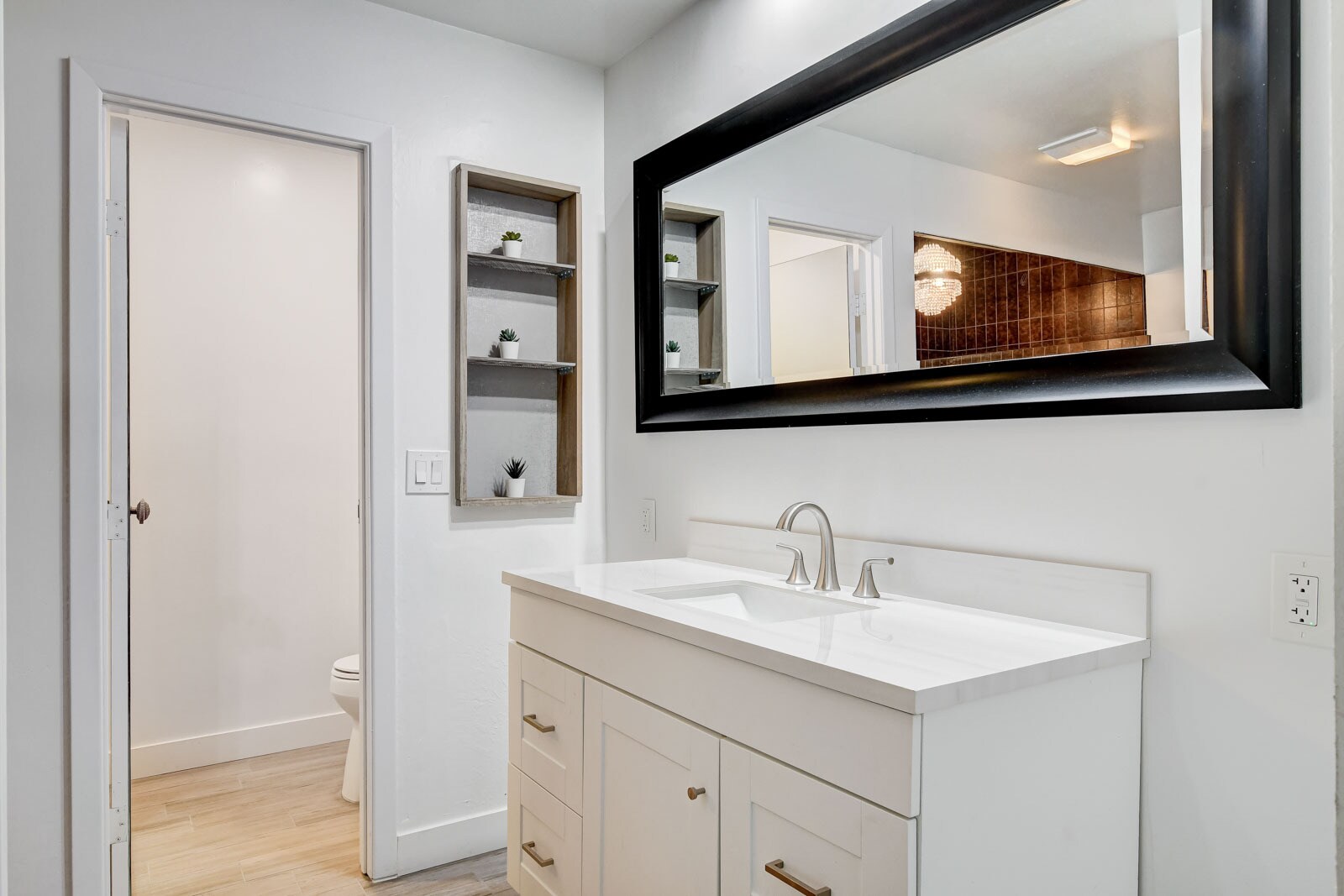 Building Photo - 945 Vegas Valley Dr