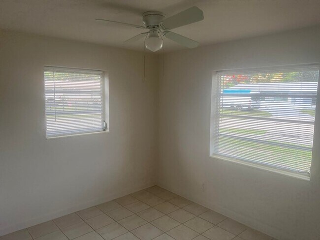 Building Photo - 2410 SW 44th Ave