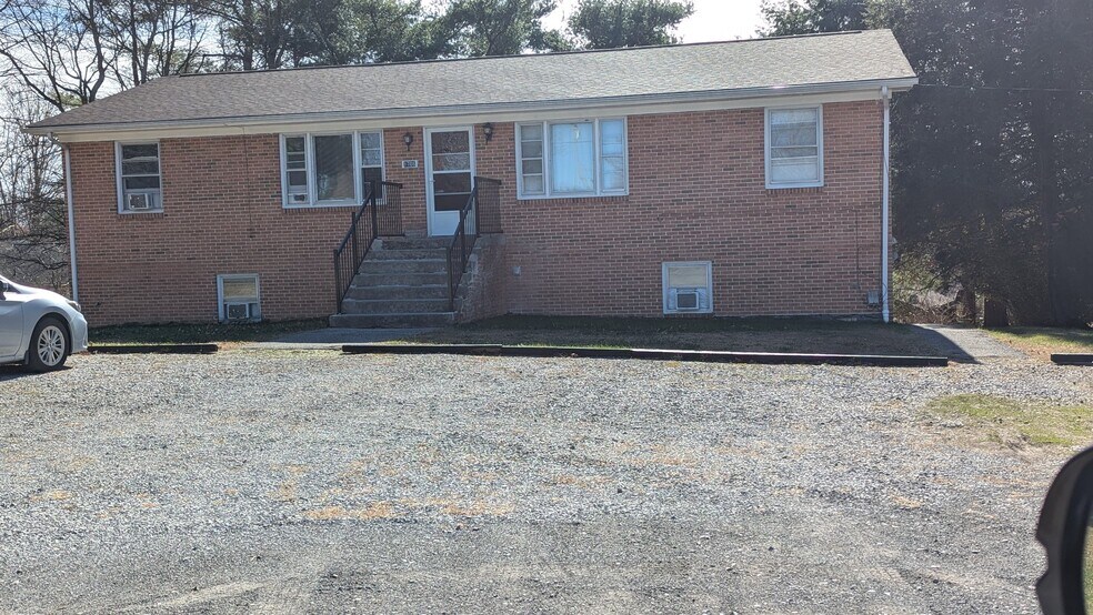 Building Photo - 1706 Boxwood Dr