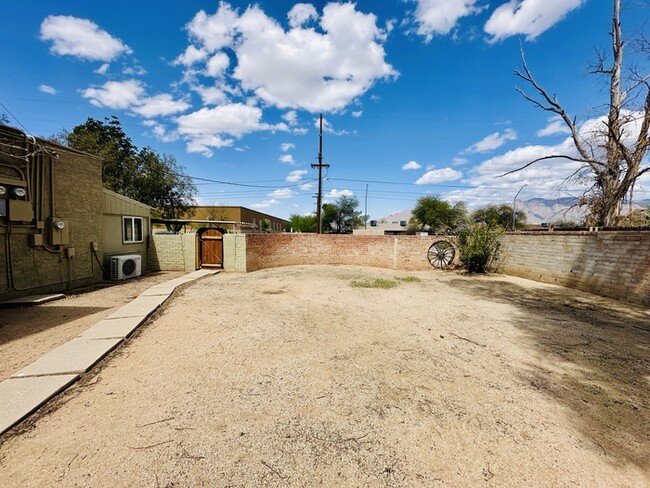 Building Photo - Gigantic Yard 2 Bedroom with Washer/Dryer,...