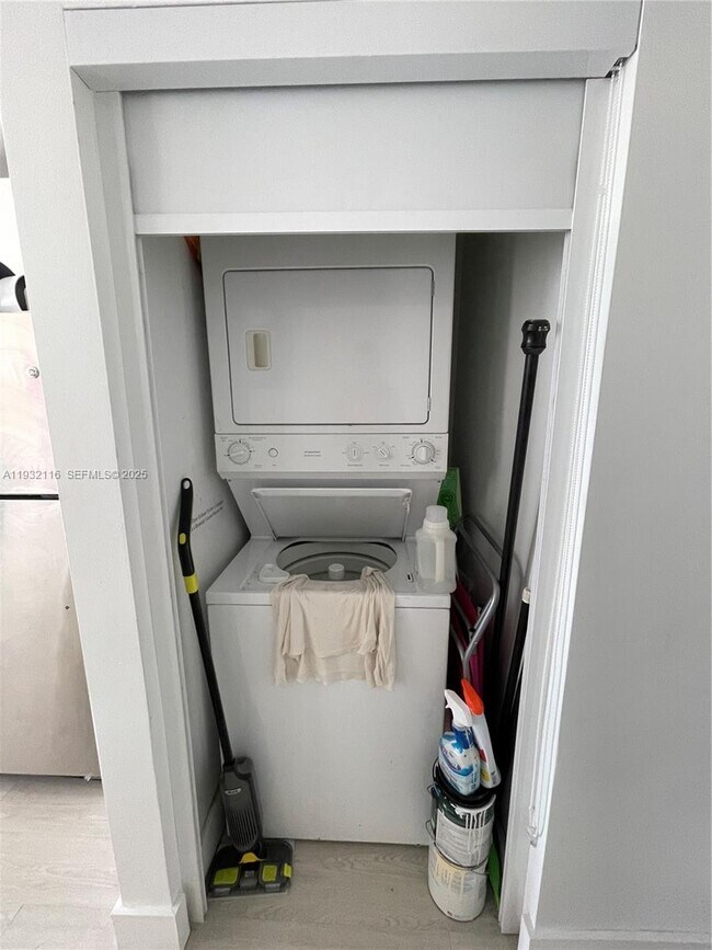 Building Photo - 90 SW 3rd St