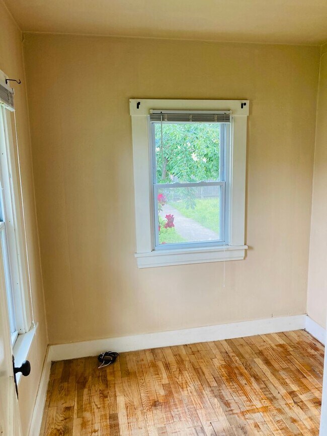 Building Photo - Charming Bungalow Near Downtown