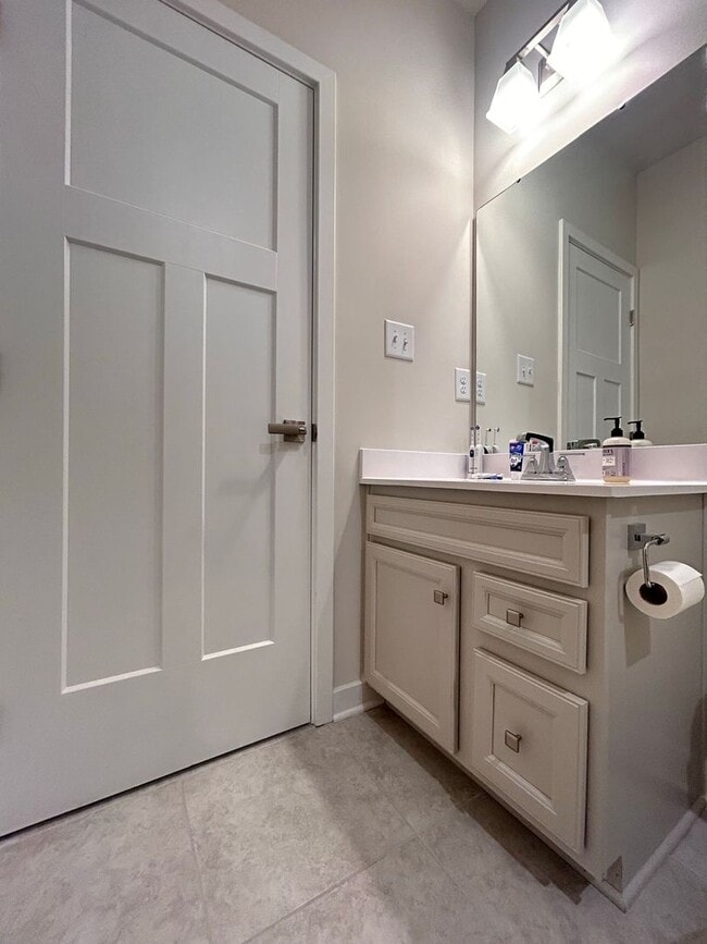 Building Photo - Spacious 4-Bedroom Townhome with Garage & ...