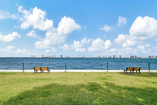 Building Photo - 1110 Lake Shore Dr