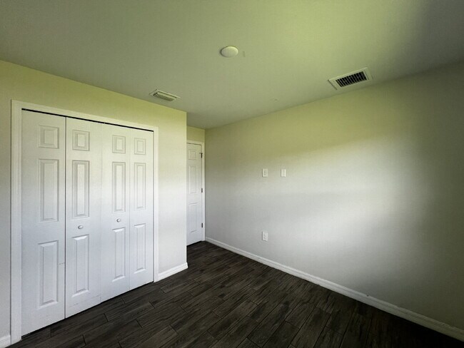 Building Photo - Haunt Your Dream Home: 3BR Duplex With Chi...