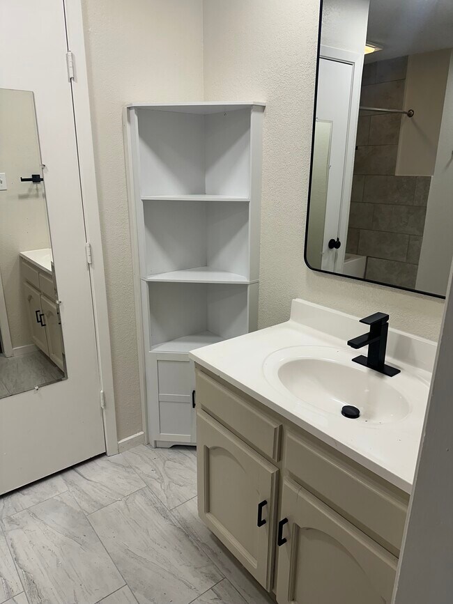 Building Photo - 8608 Brookridge Dr