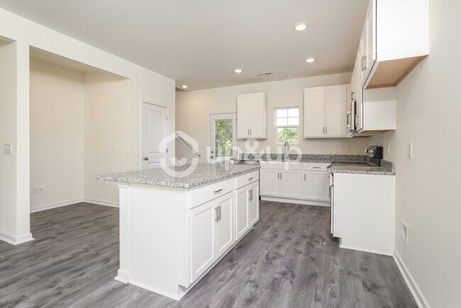 Building Photo - Fantastic 3bd/3ba home! Coming soon!