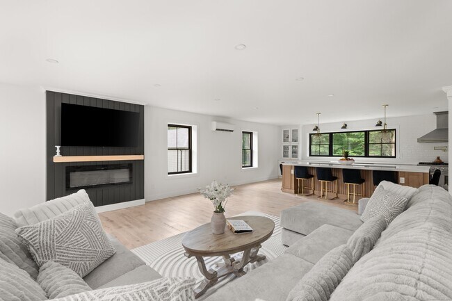 Building Photo - 372 Tucker Hill Rd