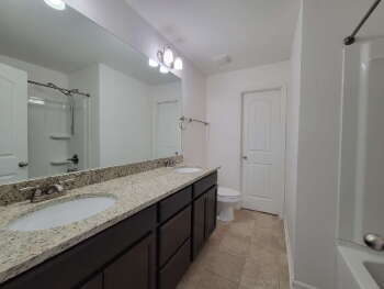 Building Photo - Spacious 2BR Townhome Close to Nashville & Local Amenities