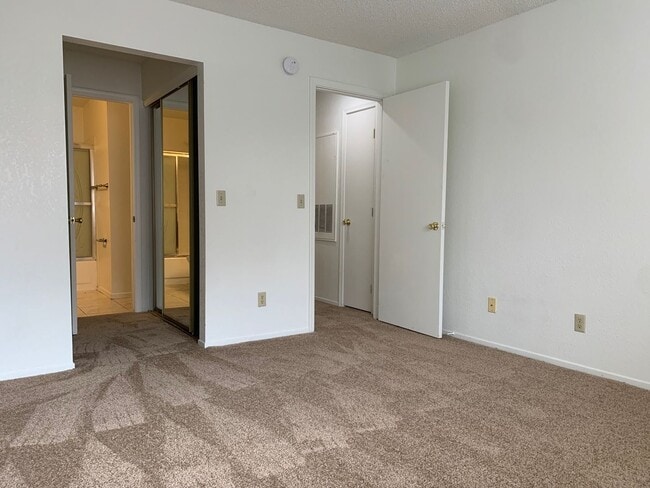 Building Photo - 2 Bed / 2 Bath Condo for Rent