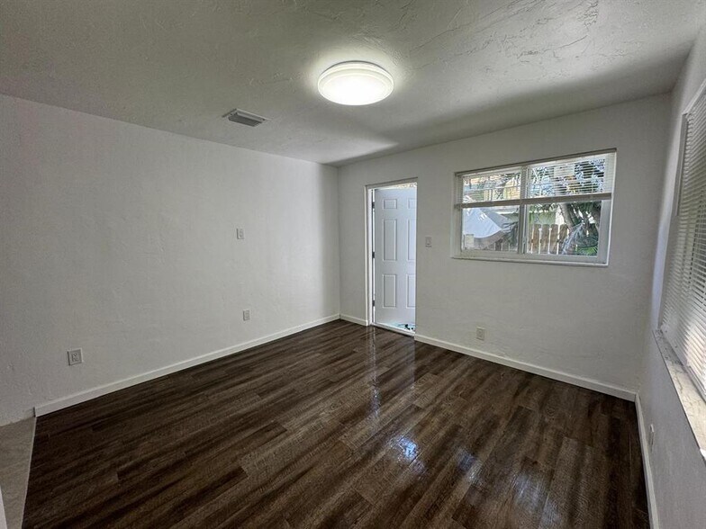 Building Photo - 1416 SW 27th St