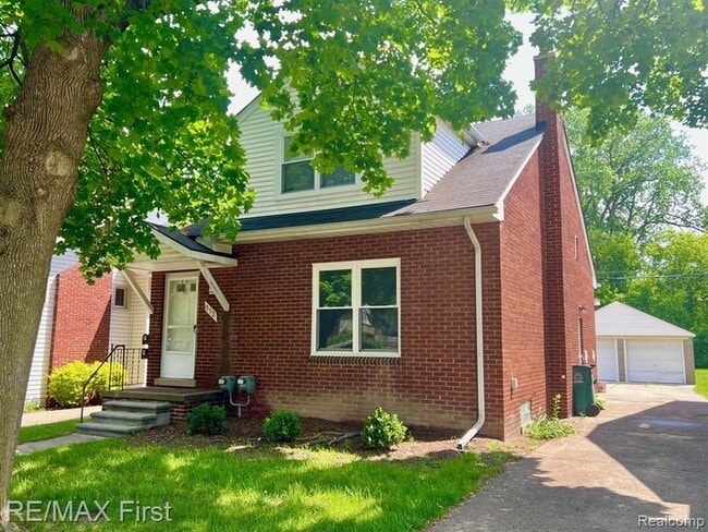 Primary Photo - 552 Laprairie St