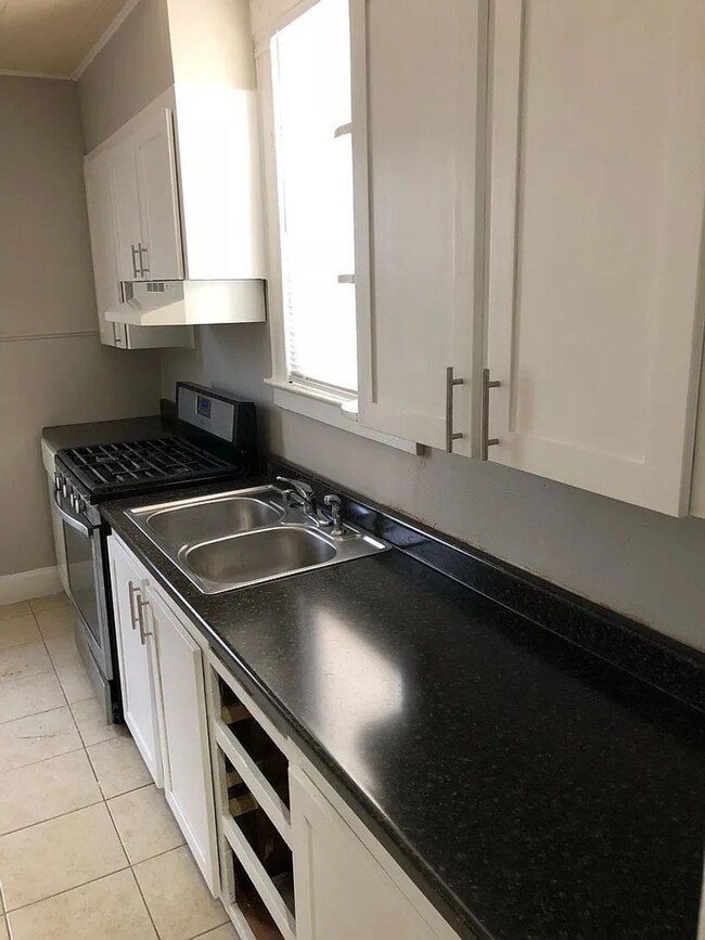 Building Photo - 2 bed/1 bath, 900 sq ft home!