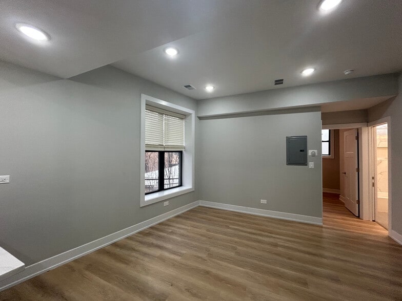 Building Photo - 423 W Belden Ave