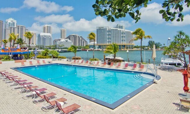 Building Photo - 905 Brickell Bay Dr