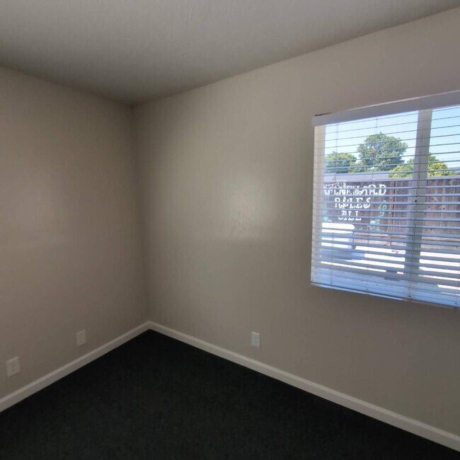 Building Photo - 890 Poplar St