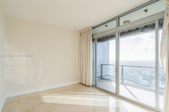 Building Photo - 1425 Brickell Ave