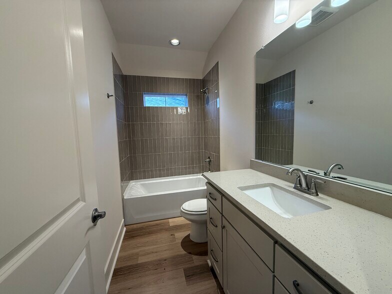 Building Photo - 104 Kirkland St