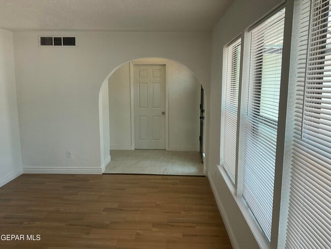 Building Photo - 335 Flynn Dr