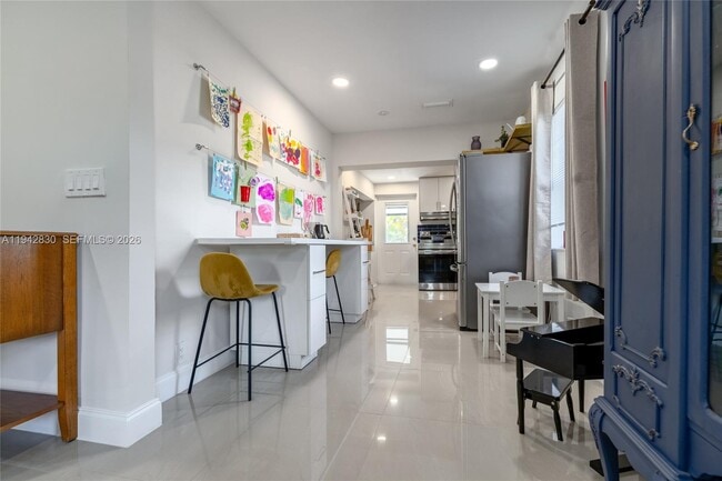 Building Photo - 320 S 28th Ave