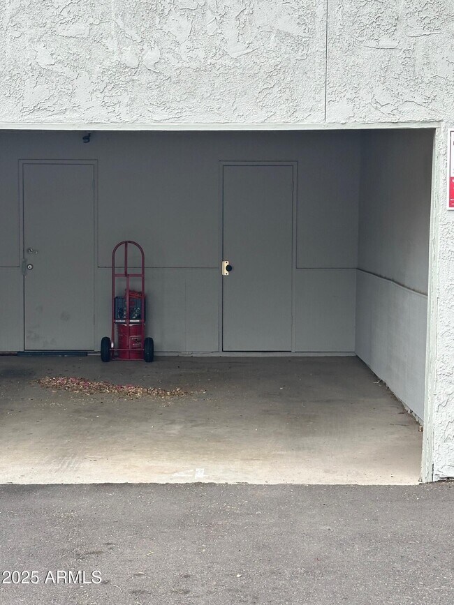 Building Photo - 8414 E Roosevelt St
