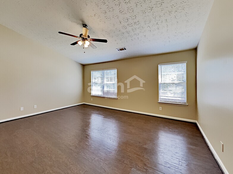 Building Photo - 450 Crested View Dr