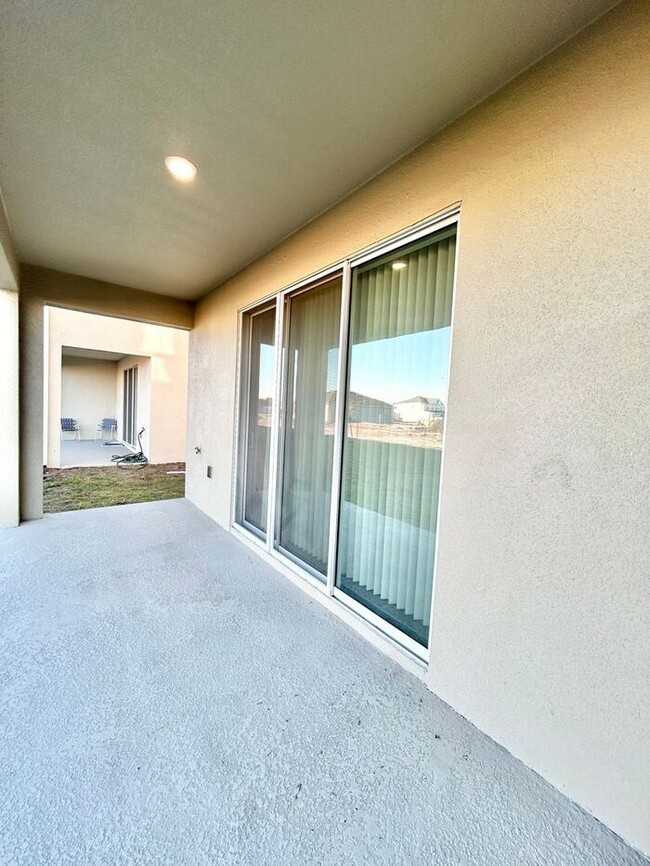 Building Photo - Brand New 3/2.5 Modern Townhome with a Lof...