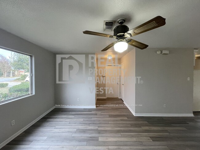 Building Photo - Spacious Three Bedroom Home in Warner Robi...