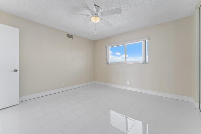Building Photo - 301 Lake Shore Dr