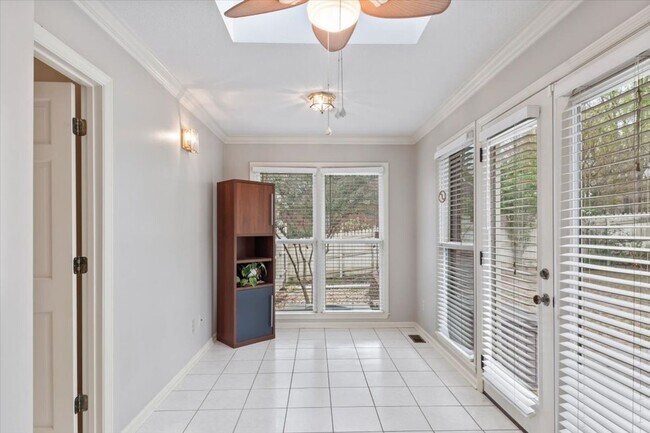 Building Photo - Stunning 3 bed 2.5 bath home in Cove Creek subdivision!