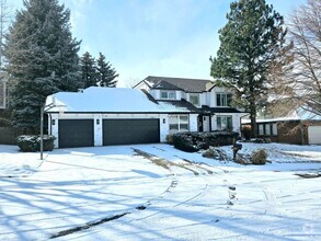 Building Photo - Beautiful 5 Bedroom Home Near the Cherry C...