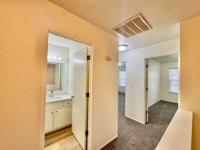 Building Photo - 2 WEEKS FREE RENT! Beautifully Remodeled, Easy Living Townhome. Location, Location!