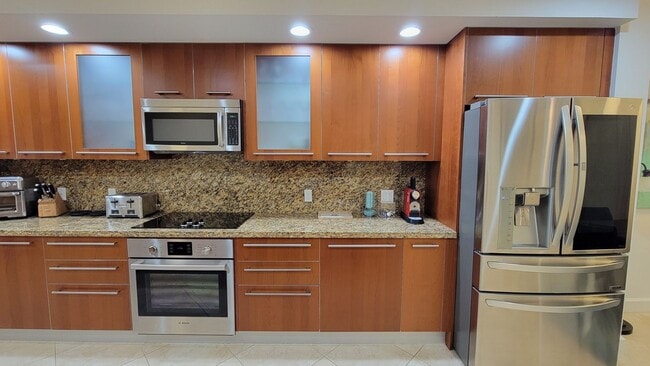 Building Photo - Luxury Apartment Right On The Beach In Lauderdale By The Sea!!! Seasonal rental